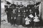 Γυναίκες και άνδρες από τo χωριό Γράμμος.